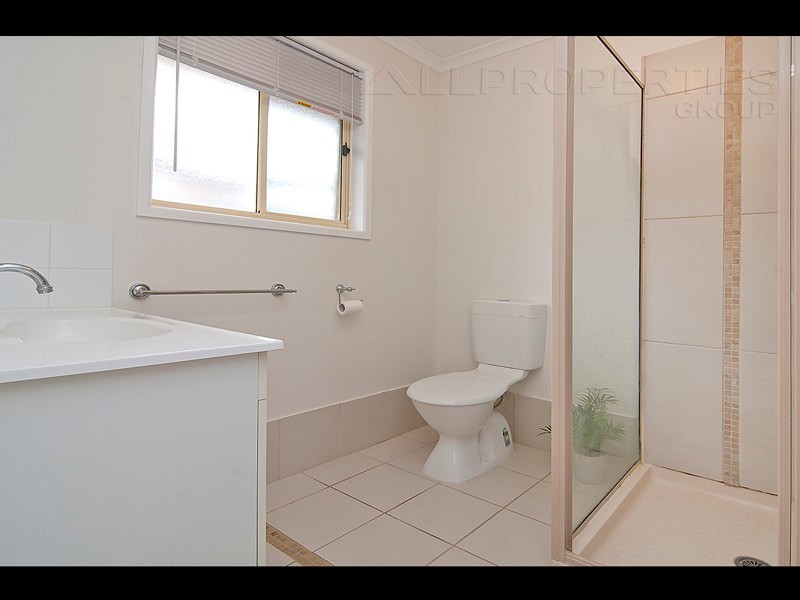 8 Learmonth Court, Hillcrest QLD 4118