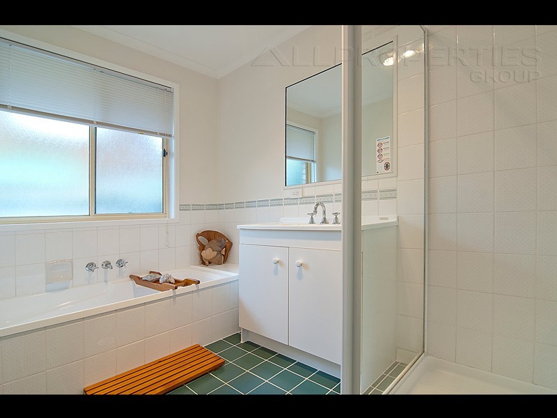 8 Learmonth Court, Hillcrest QLD 4118