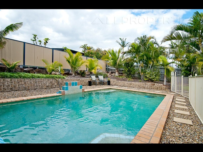 8 Learmonth Court, Hillcrest QLD 4118