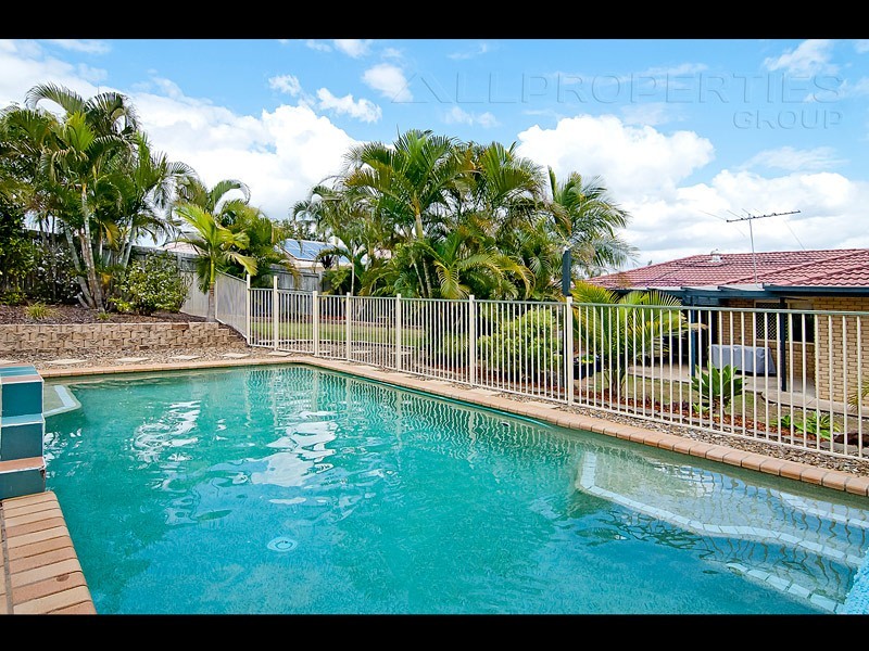8 Learmonth Court, Hillcrest QLD 4118