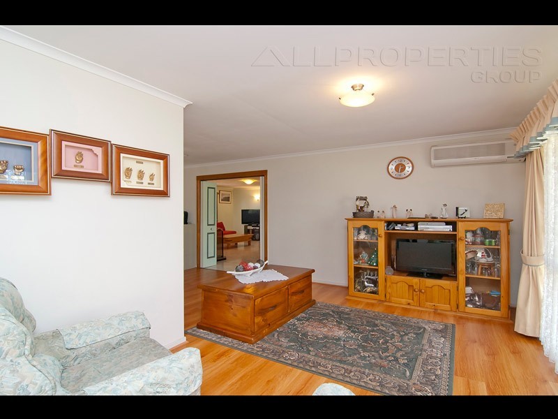 6 CYDONIA CT, Regents Park QLD 4118