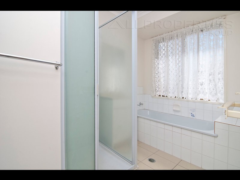 6 CYDONIA CT, Regents Park QLD 4118