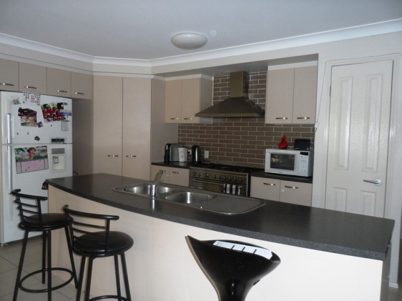 13 Rowan Street, Heathwood QLD 4110