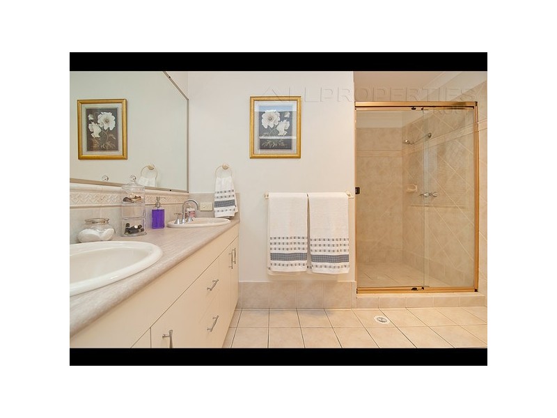 102 Lake Eyre Cres, Parkinson QLD 4115