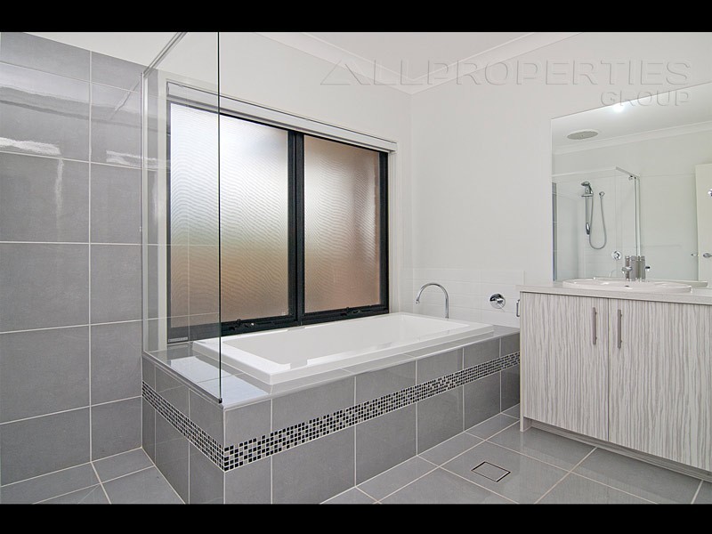 7-11 Cedarwood Close, Woodhill QLD 4285