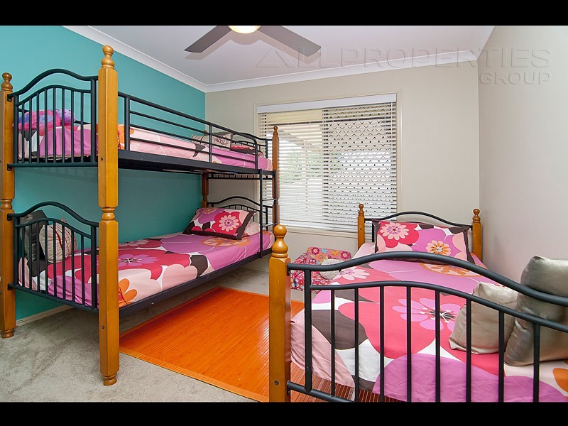 48 Newland Cres, Parkinson QLD 4115
