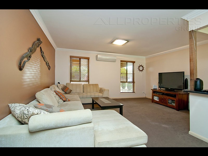26 OWENS CRESCENT, Regents Park QLD 4118