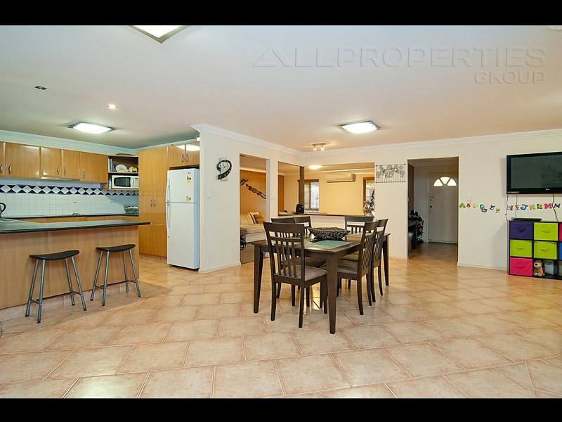 26 OWENS CRESCENT, Regents Park QLD 4118