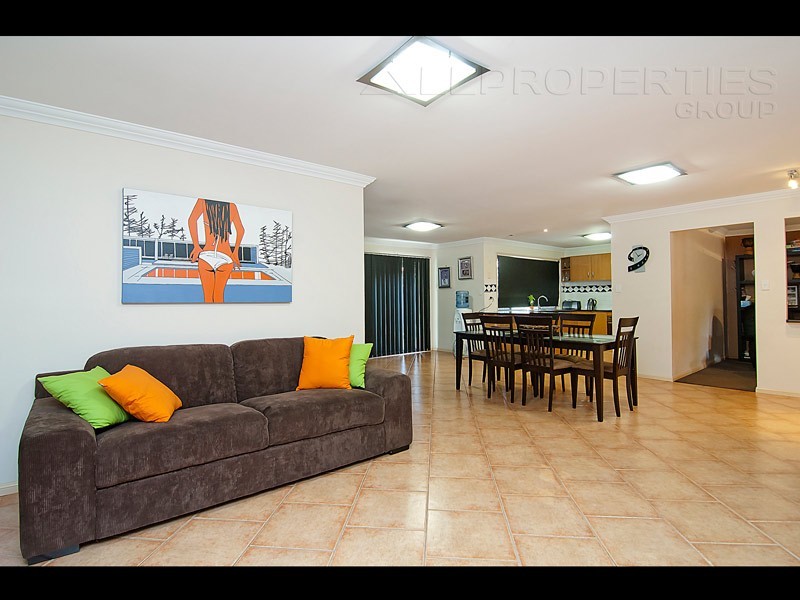 26 OWENS CRESCENT, Regents Park QLD 4118