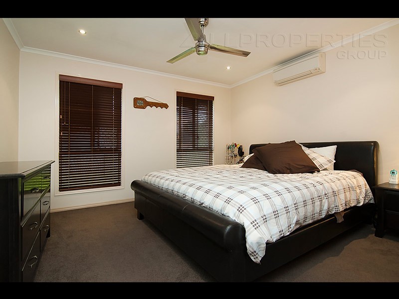 26 OWENS CRESCENT, Regents Park QLD 4118