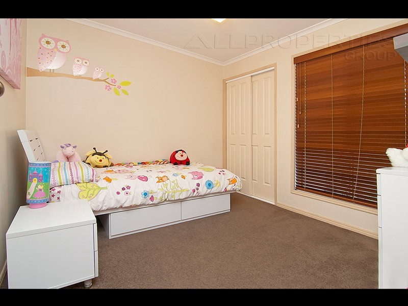 26 OWENS CRESCENT, Regents Park QLD 4118