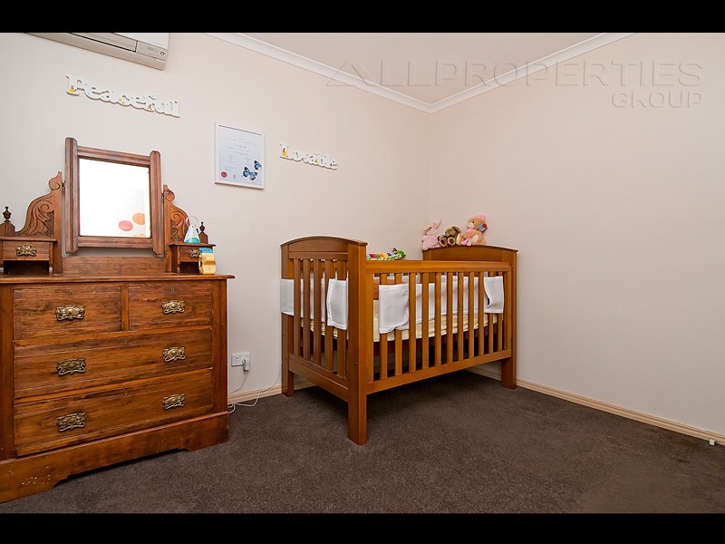 26 OWENS CRESCENT, Regents Park QLD 4118