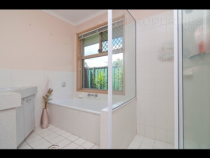 26 OWENS CRESCENT, Regents Park QLD 4118