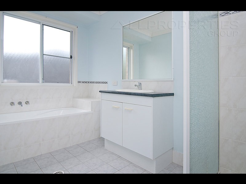 12 ARONIA COURT, Regents Park QLD 4118