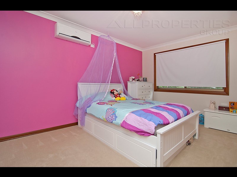 9 HYDRABAD STREET, Regents Park QLD 4118