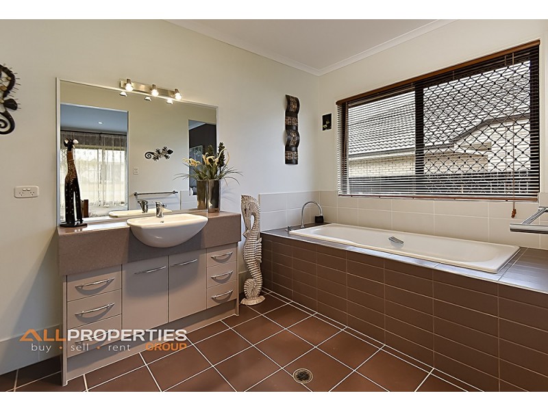 4 Damson Street, Heathwood QLD 4110