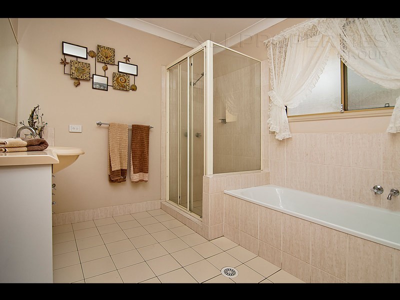 42 Flinders Cr, Forest Lake QLD 4078