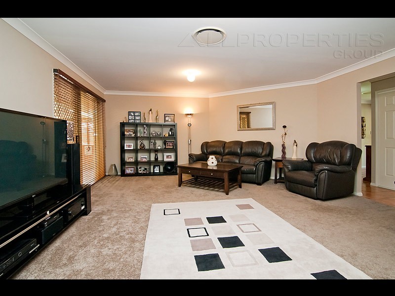 15 Bellfield Cres, Parkinson QLD 4115