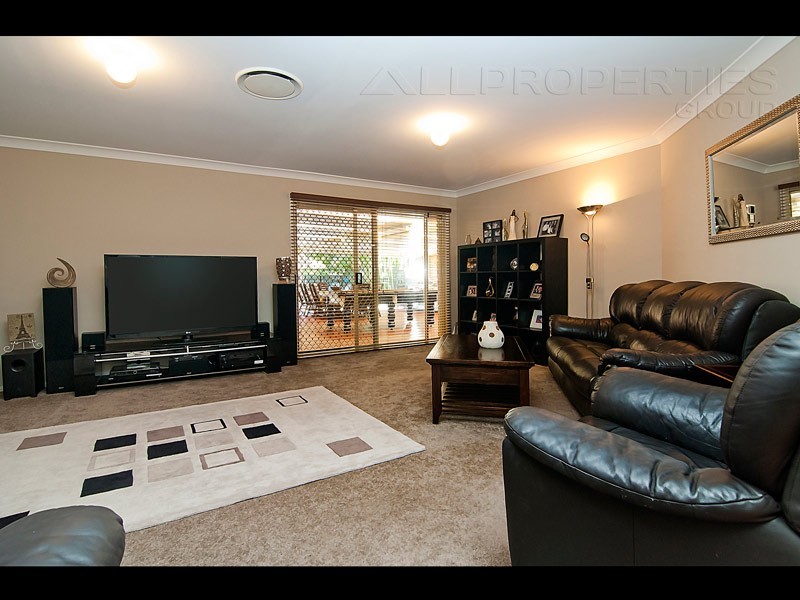 15 Bellfield Cres, Parkinson QLD 4115