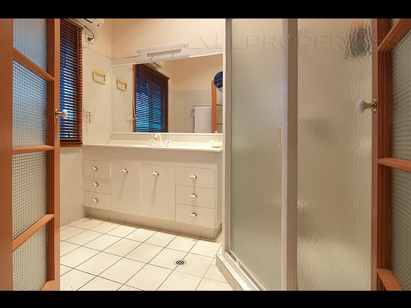 70 Falkland Street West, Heathwood QLD 4110