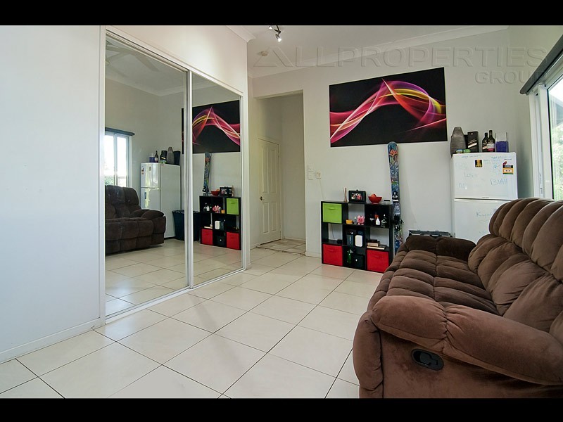 70 Falkland Street West, Heathwood QLD 4110