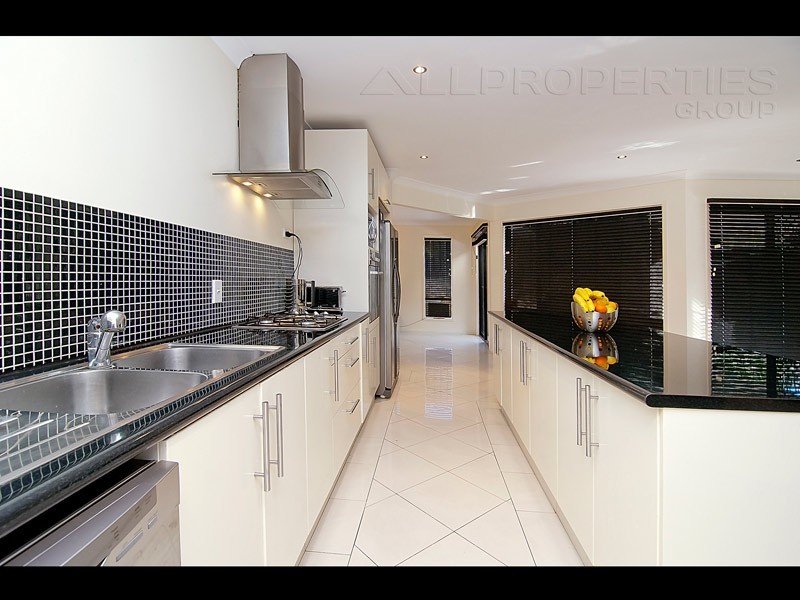 25 Moran Cr, Forest Lake QLD 4078