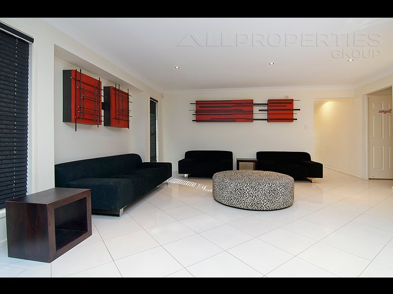 25 Moran Cr, Forest Lake QLD 4078