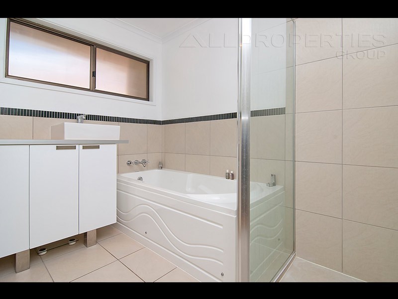 36 ESTRAMINA ROAD, Regents Park QLD 4118