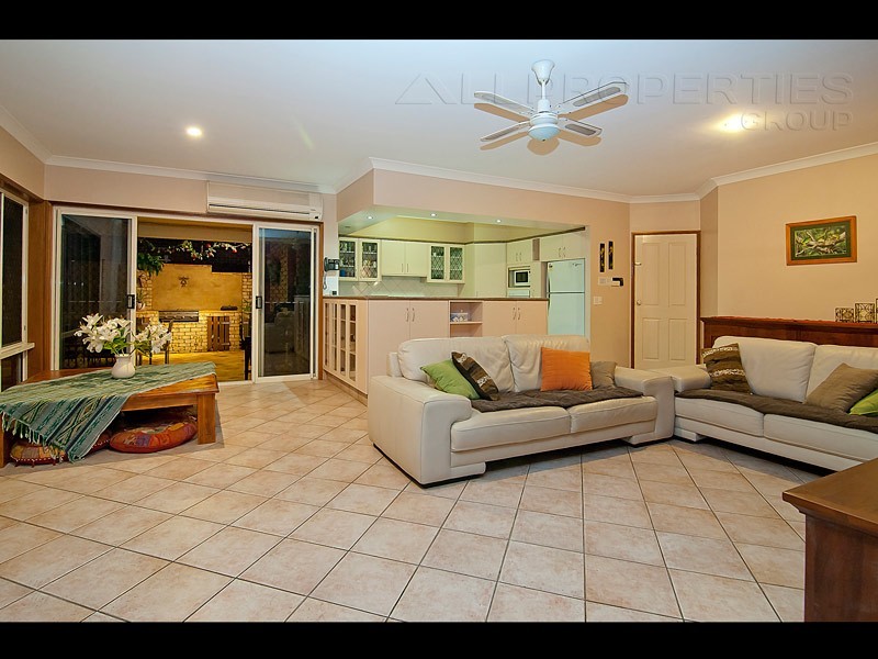 15 ARONIA COURT, Regents Park QLD 4118