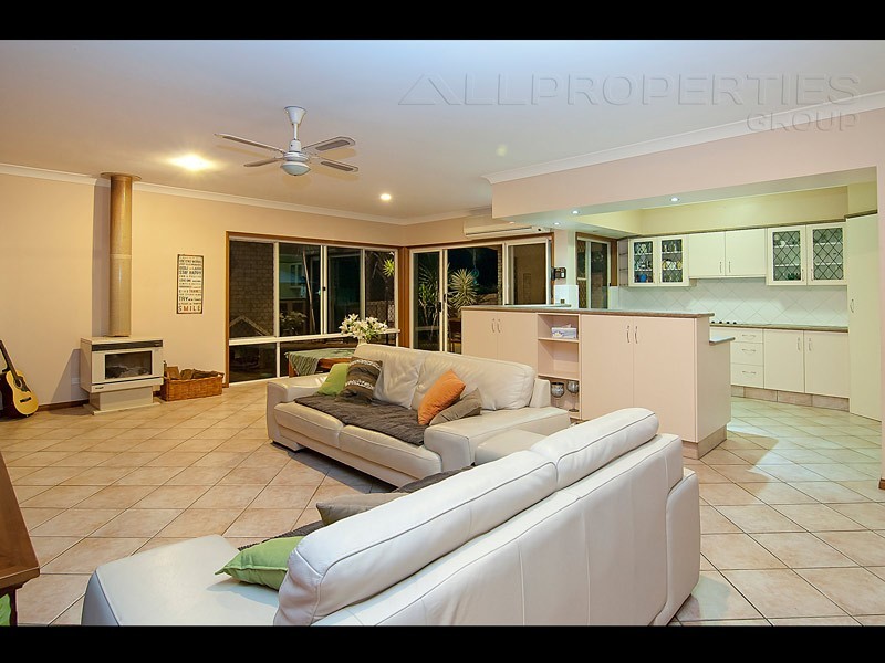 15 ARONIA COURT, Regents Park QLD 4118