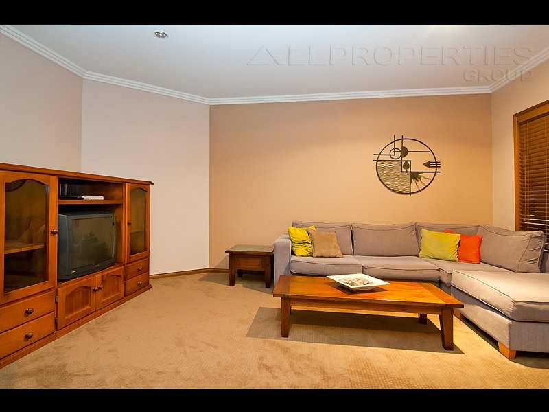15 ARONIA COURT, Regents Park QLD 4118