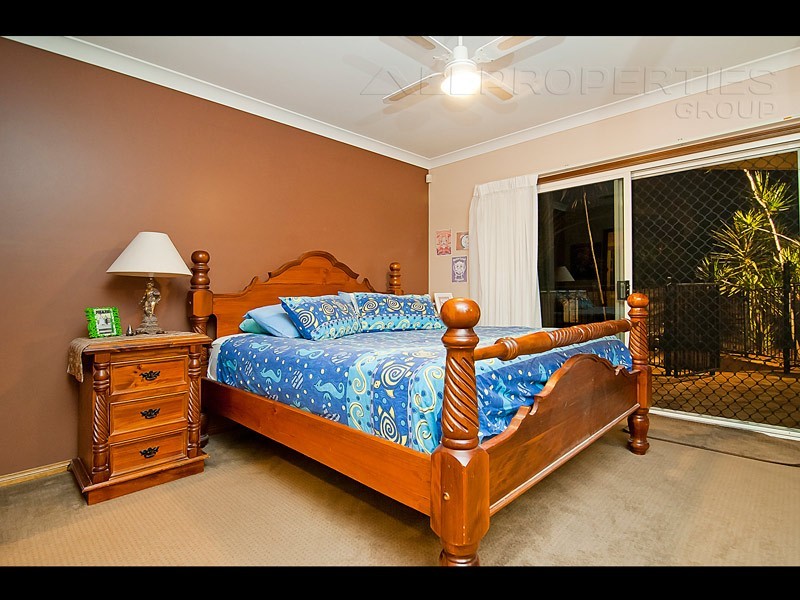15 ARONIA COURT, Regents Park QLD 4118
