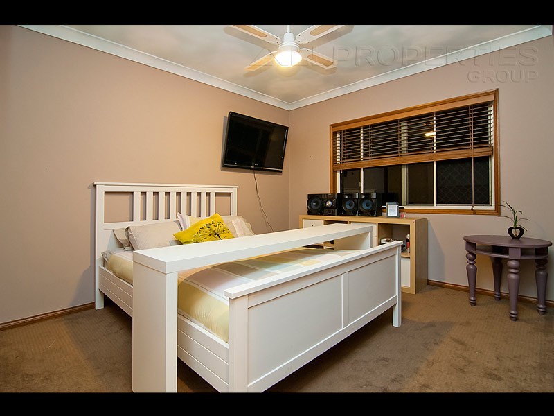 15 ARONIA COURT, Regents Park QLD 4118