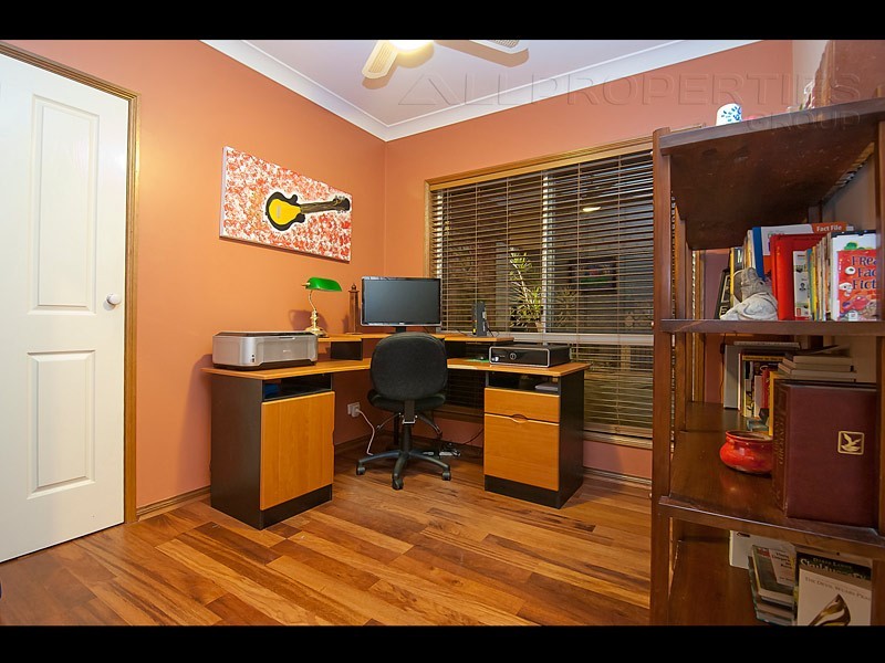 15 ARONIA COURT, Regents Park QLD 4118