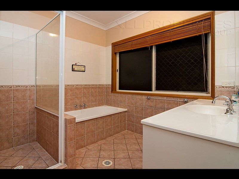 15 ARONIA COURT, Regents Park QLD 4118
