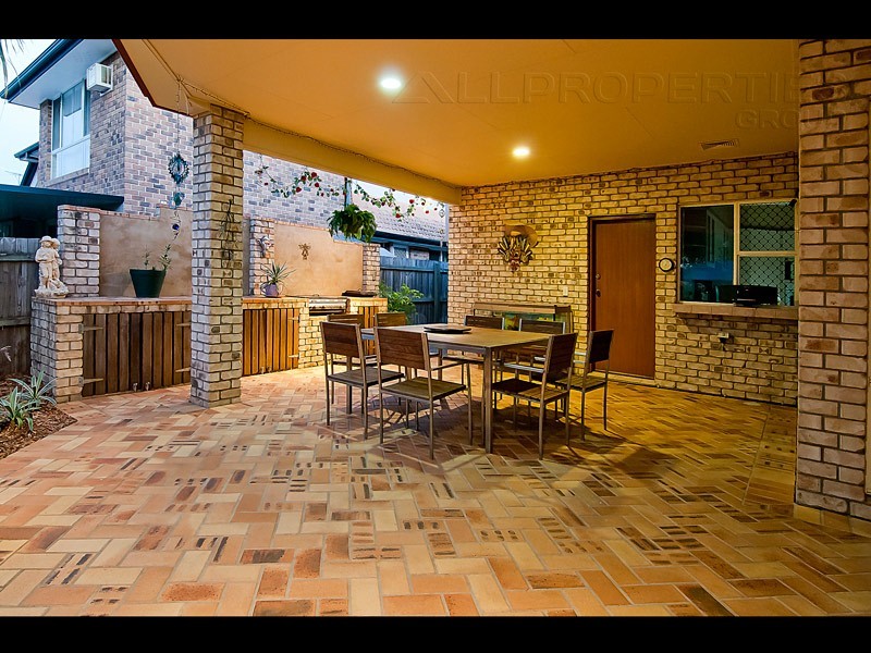 15 ARONIA COURT, Regents Park QLD 4118