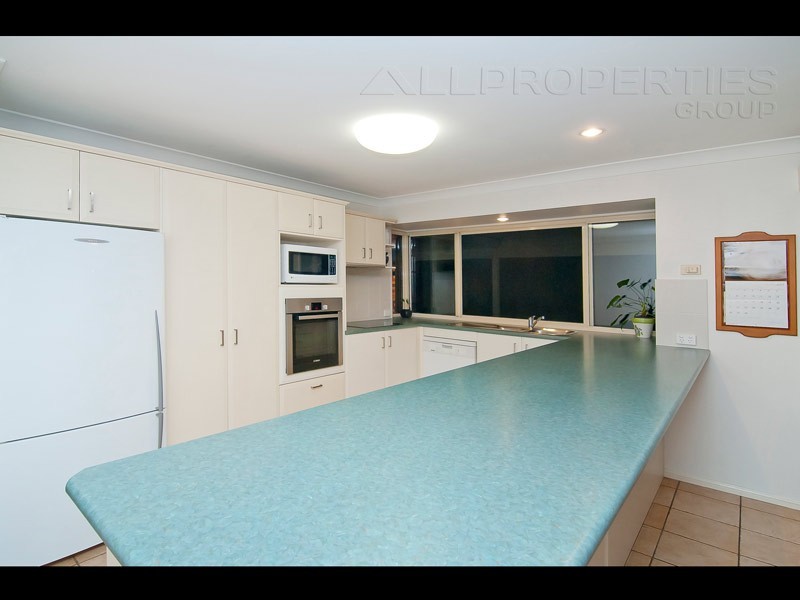 5 Yarraman Place, Forest Lake QLD 4078