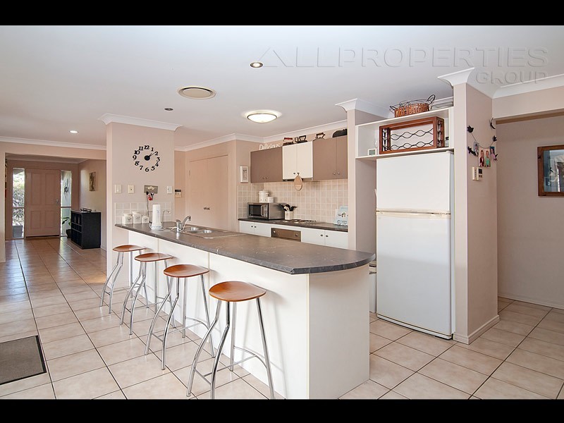 10 Piccadilly Place, Forest Lake QLD 4078