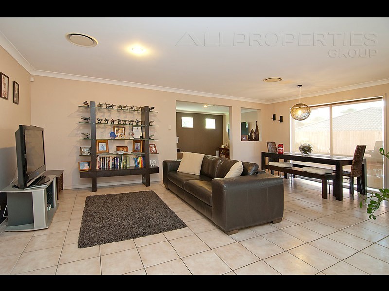 10 Piccadilly Place, Forest Lake QLD 4078