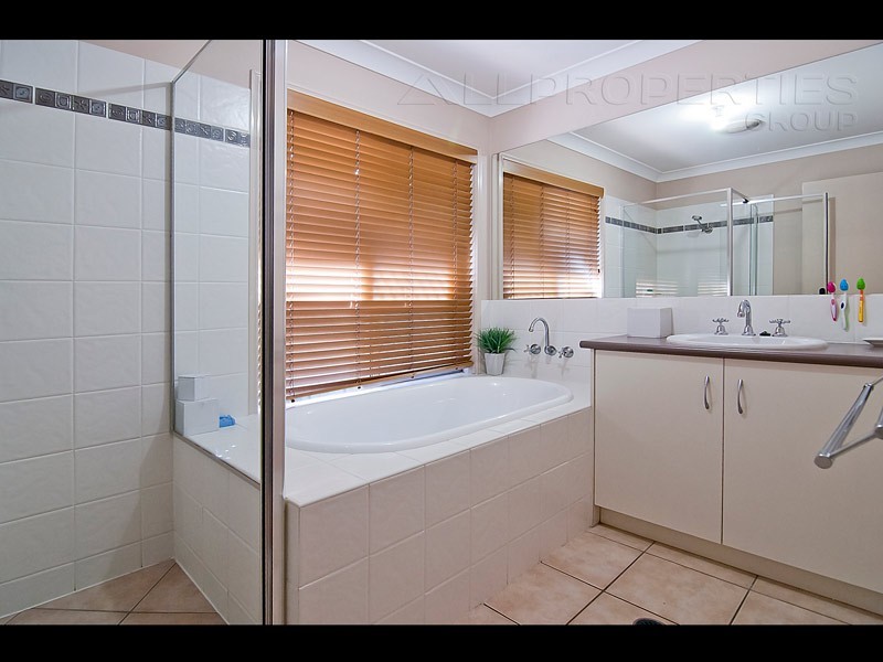 10 Piccadilly Place, Forest Lake QLD 4078