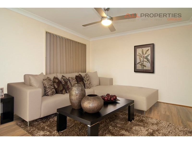 24 Seaton St, Hillcrest QLD 4118