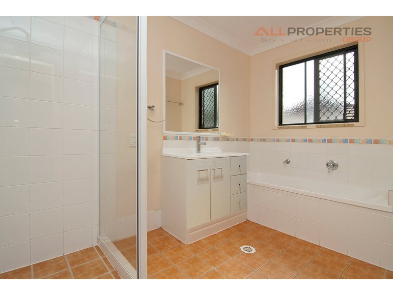 24 Seaton St, Hillcrest QLD 4118