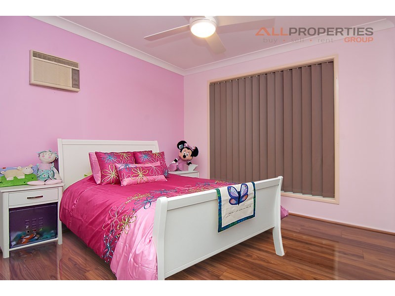 24 Seaton St, Hillcrest QLD 4118