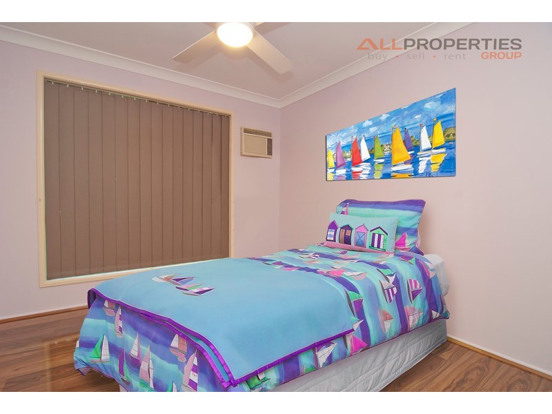 24 Seaton St, Hillcrest QLD 4118