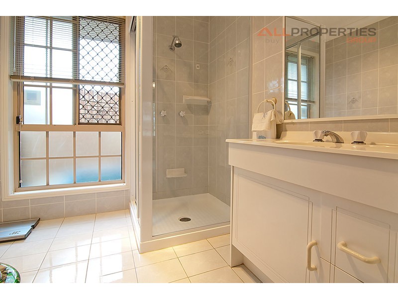 17 ARONIA COURT, Regents Park QLD 4118