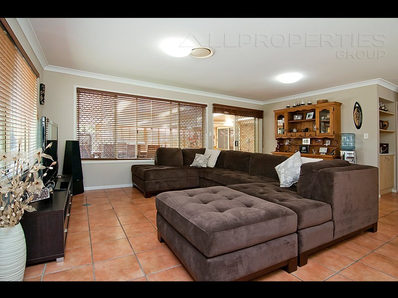 15 Bellfield Cres, Parkinson QLD 4115