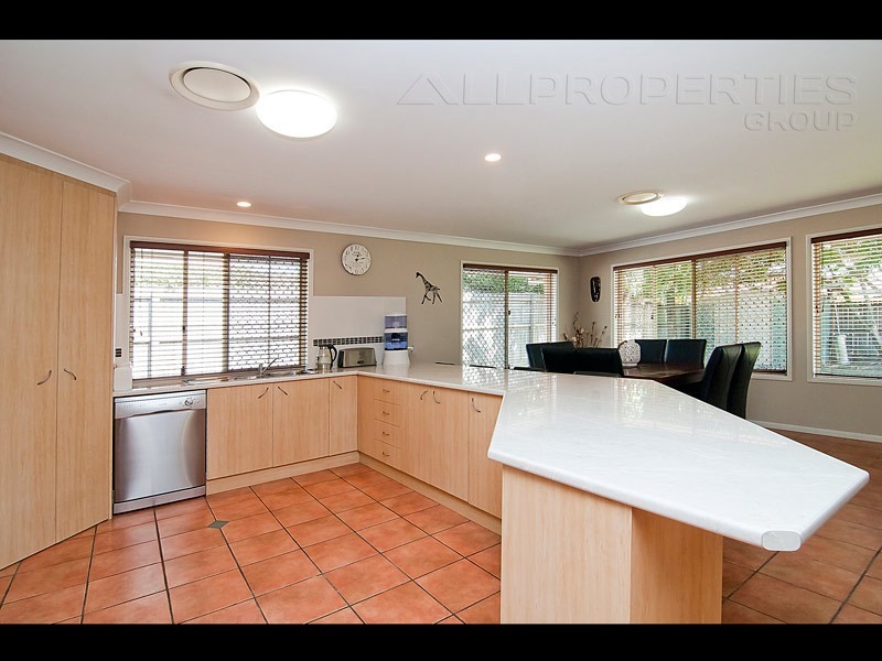 15 Bellfield Cres, Parkinson QLD 4115