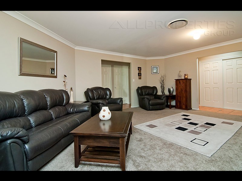 15 Bellfield Cres, Parkinson QLD 4115