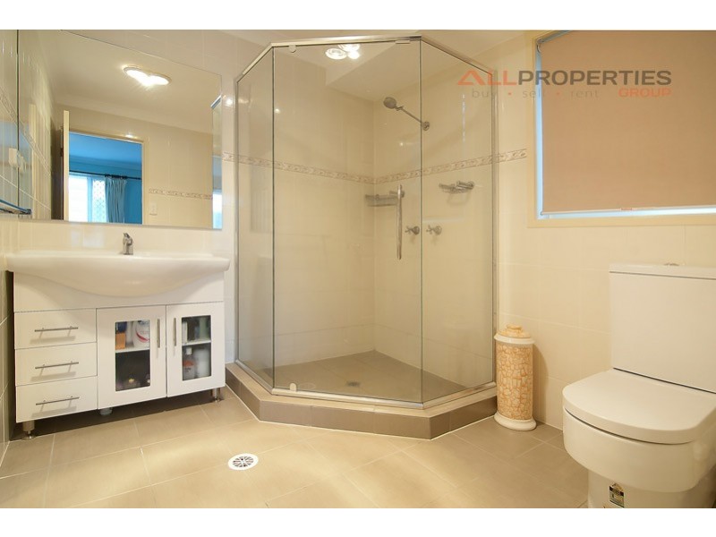 9 MANDEVILLE PLACE, Regents Park QLD 4118