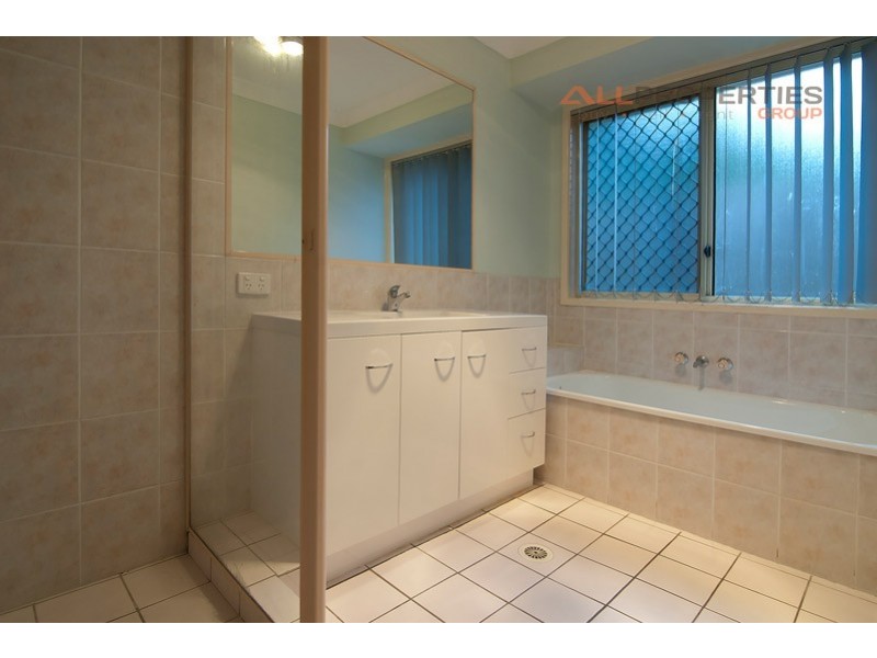 9 MANDEVILLE PLACE, Regents Park QLD 4118